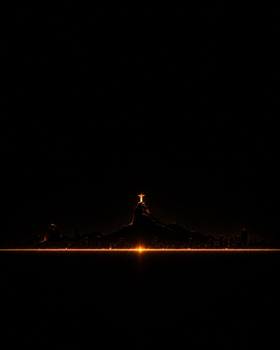 Le Christ Rédempteur sur le Corcovado illuminé par une ligne incandescente traversant un paysage urbain sombre.